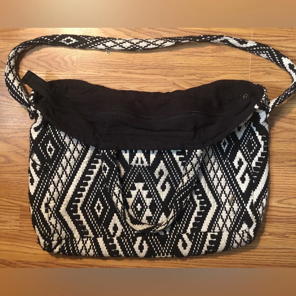 Mossimo Black & White Aztec Hex Knit Crossbody Duffle Bag L 15x19”